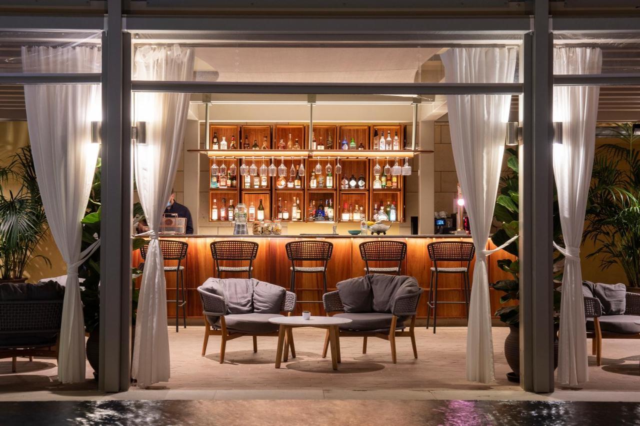 Epic Sana Algarve Hotel Албуфейра Екстериор снимка The bar at the pool